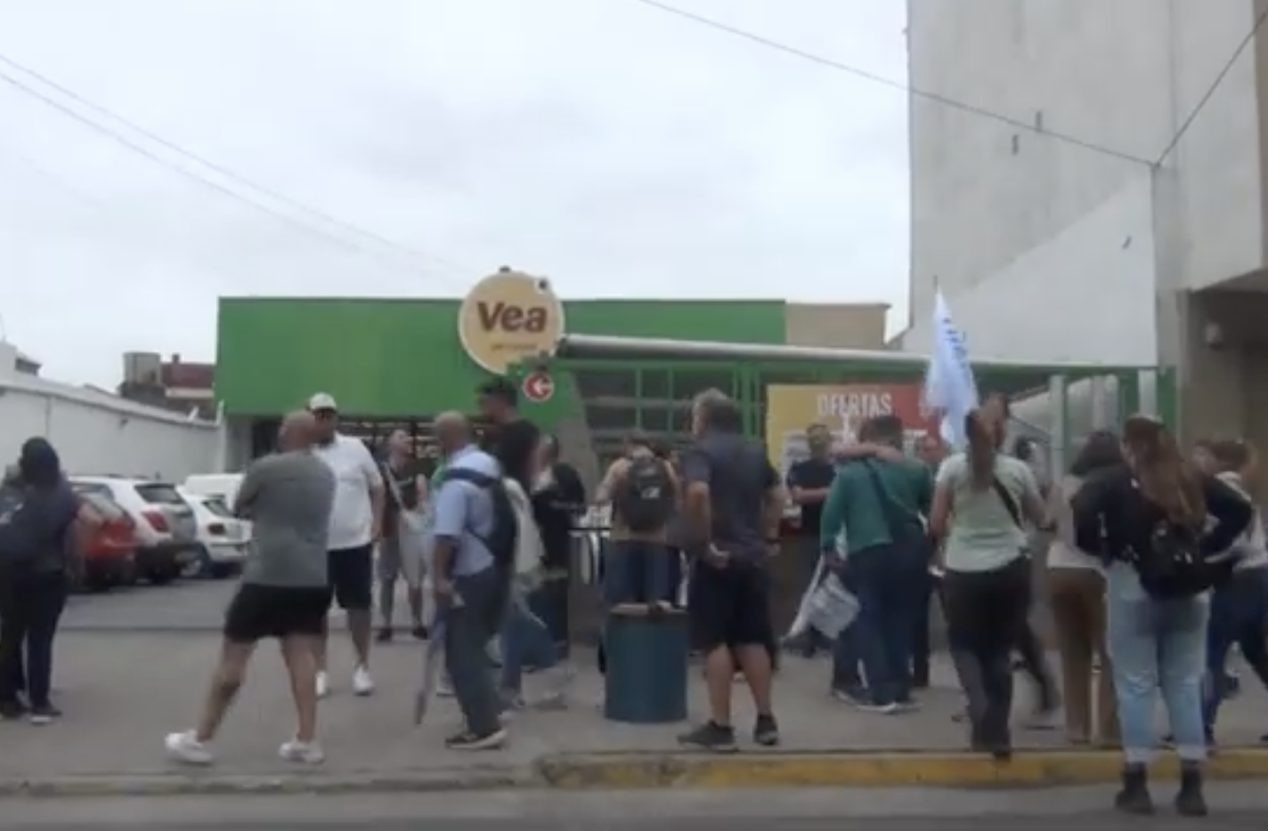 MANIFESTACIÓN EN UN SUPERMERCADO DE SAN CLEMENTE POR EL DESPIDO DE UNA MUJER CON 12 AÑOS DE ANTIGÜEDAD QUE DENUNCIÓ MALTRATO LABORAL